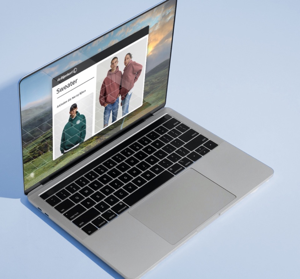 Laptop met een webshopontwerp voor sweaters