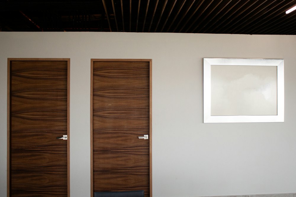 Twee nieuwe houten binnendeuren in een witte muur