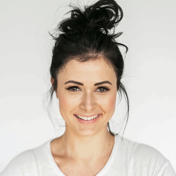 Portret van Lina, met donker haar in een losse knot