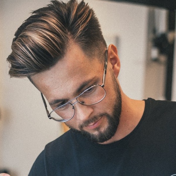 Portret van Ruben, met bril en baard, aan het werk