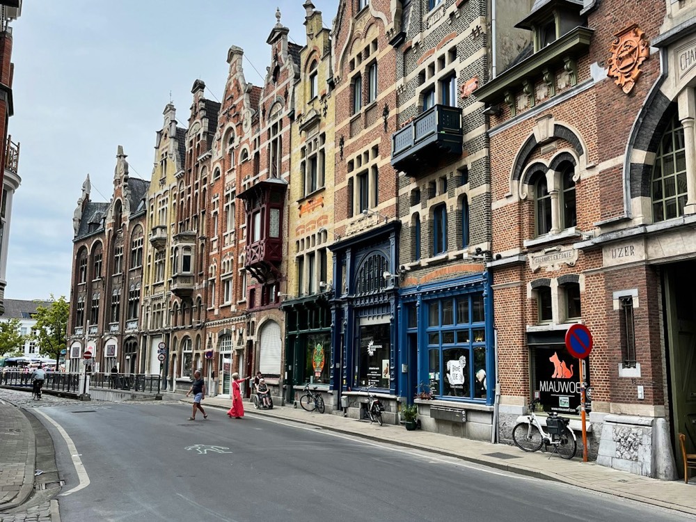 Straat in Gent met oude bakstenen gevels en trapgevels